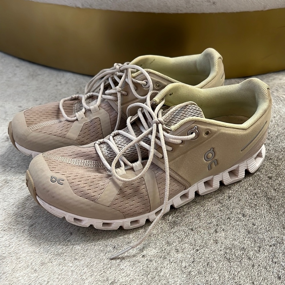 On cloud running shoe